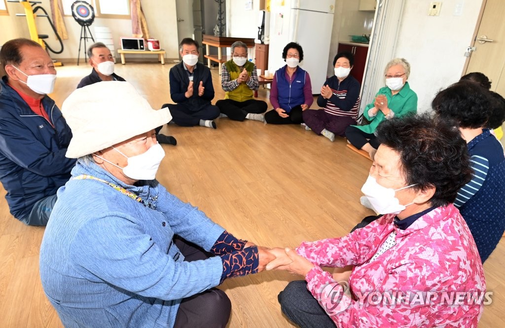 반가워 맞잡은 손