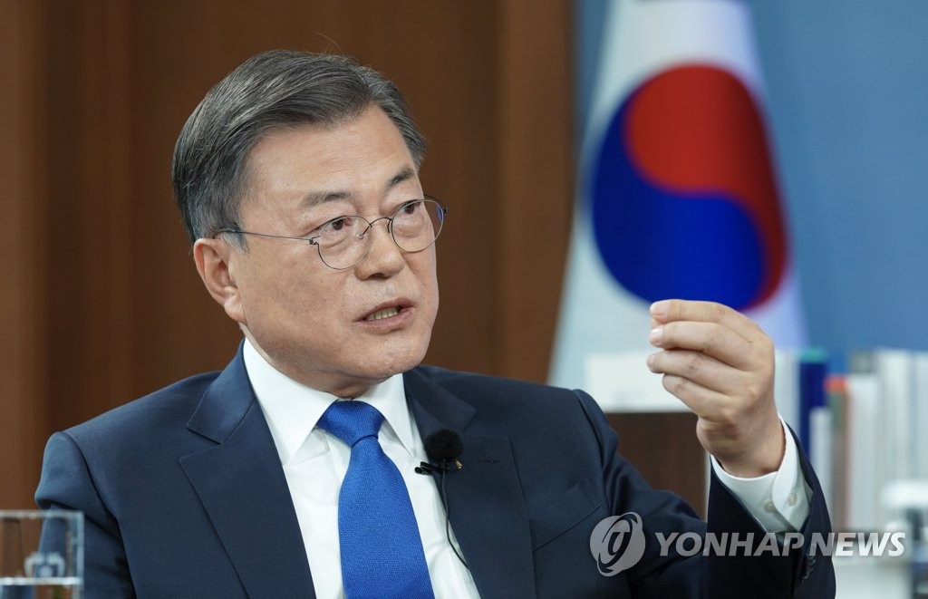 President Moon Jae-in speaks during an interview with the broadcaster JTBC at Cheong Wa Dae on April 14, 2022, in this photo released by the presidential office. The interview was aired April 25. (PHOTO NOT FOR SALE) (Yonhap)