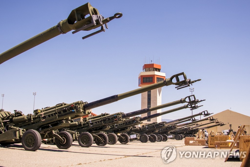 우크라로 공수되는 미군 155mm 곡사포