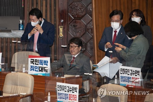 무거운 표정의 권성동