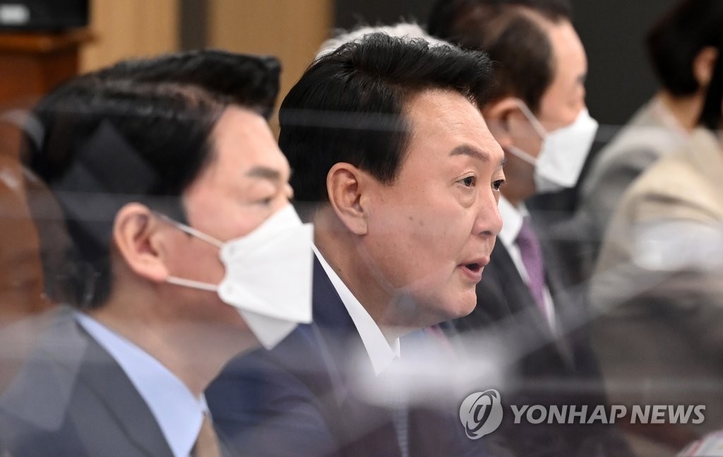 인수위 전체회의에서 발언하는 윤석열 당선인