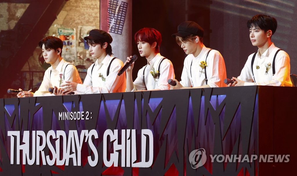 El grupo masculino de K-pop TXT contesta a las preguntas de los periodistas, el 9 de mayo de 2022, en Seúl, durante un evento ante la prensa para el lanzamiento de su cuarto miniálbum. 