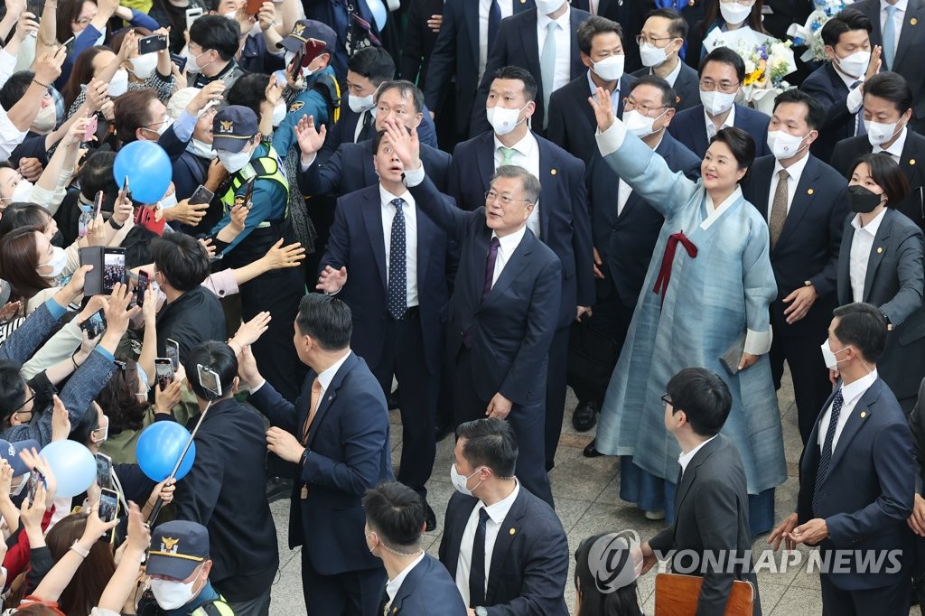 양산으로 향하는 문재인 전 대통령과 김정숙 여사