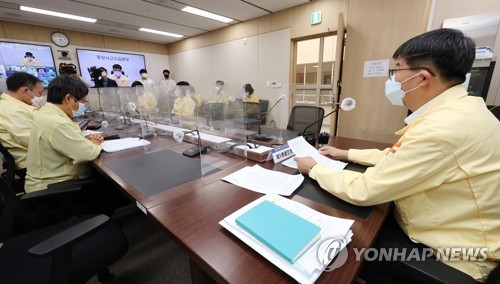 중대본 회의 주재하는 이기일 복지부 2차관