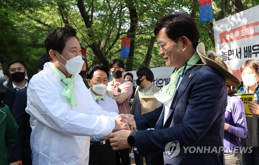 악수하는 오세훈 후보와 송영길 후보