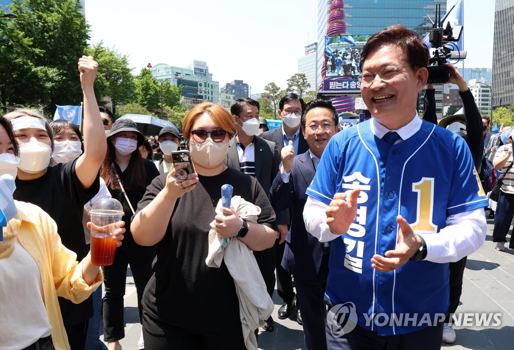 지지자들과 인사하는 송영길