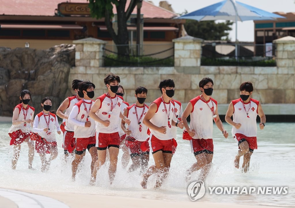 물놀이철 앞두고 훈련하는 라이프가드