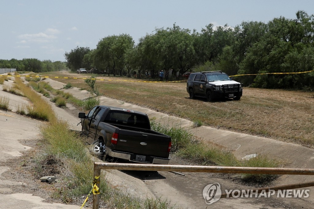 미 텍사스 초등학교 인근 배수로서 발견된 총격범 차량