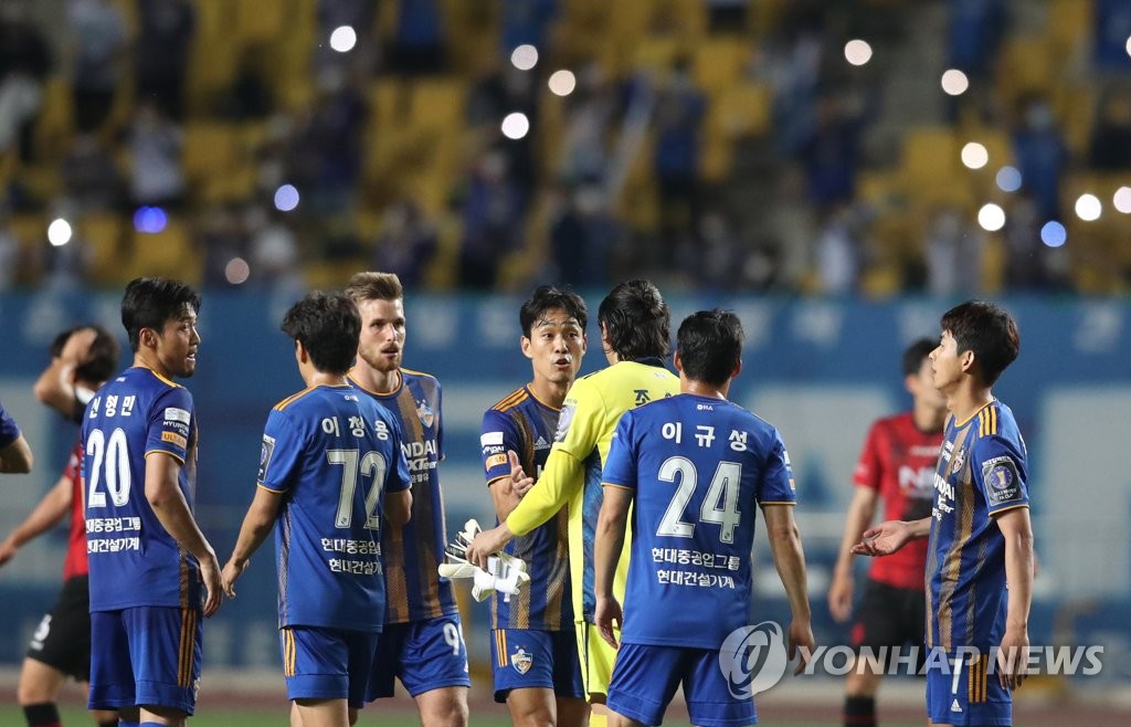 Ulsan Hyundai FC players celebrate their 2-0 victory over Gyeongnam FC in their round of 16 match at the FA Cup football tournament at Jinju Stadium in Jinju, 430 kilometers south of Seoul, on May 25, 2022. (Yonhap)