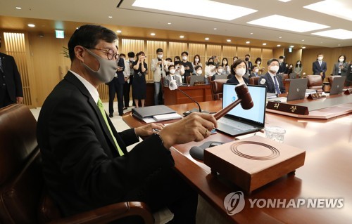 의사봉 두드리는 이창용 총재