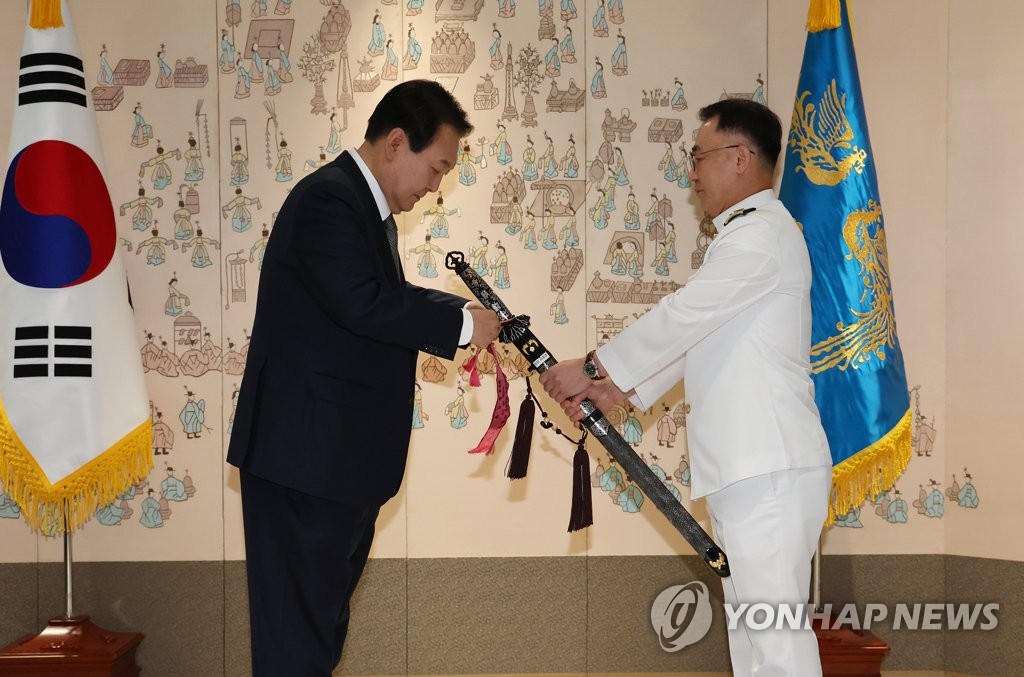 Yoon attends ceremony for new Navy chief Yoon attends ceremony for new Navy chief