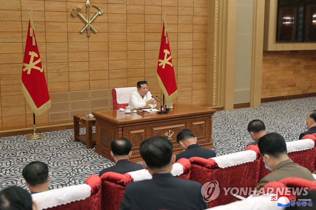 This photo, released by the North's Korean Central News Agency (KCNA) on May 29, 2022, shows North Korean leader Kim Jong-un holding a politburo meeting of the ruling Workers' Party of Korea to discuss anti-COVID-19 measures. (For Use Only in the Republic of Korea. No Redistribution) (Yonhap)