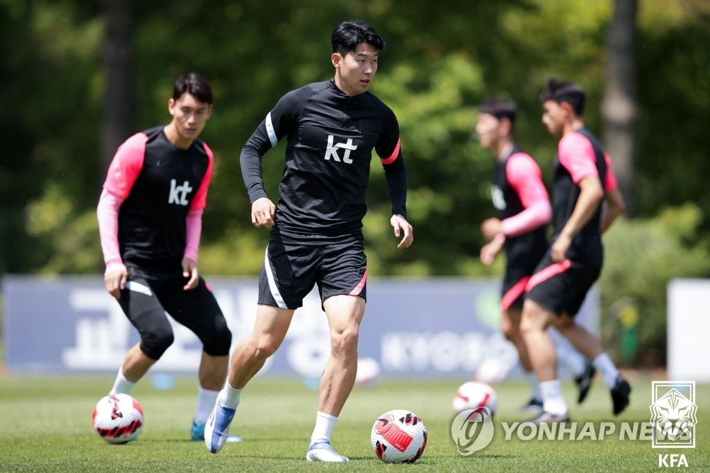 Le milieu de terrain sud-coréen Son Heung-min (au centre) s'entraîne au Centre national de football à Paju, à quelque 30 kilomètres au nord de Séoul, le 1er juin 2022, un jour avant le match de son équipe contre le Brésil au stade de la Coupe du monde à Séoul, sur cette photo fournie par la Fédération coréenne de football. (Archivage et revente interdits) (Yonhap)