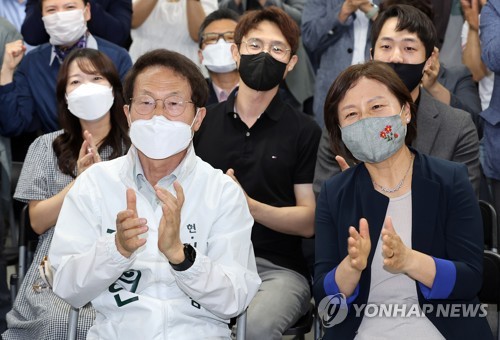 박수치는 조희연