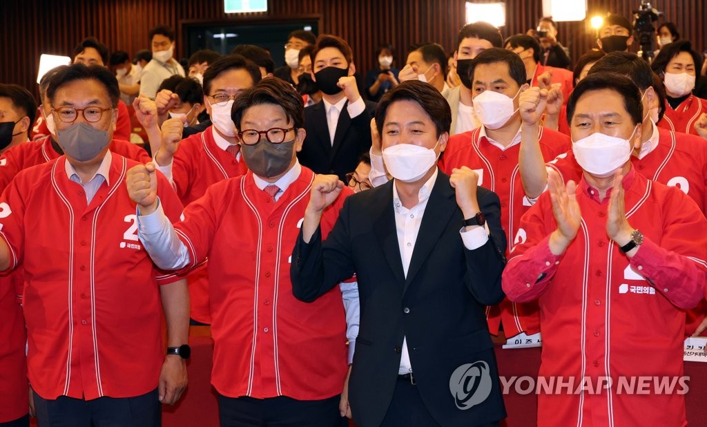 출구조사 방송에 환호하는 국민의힘