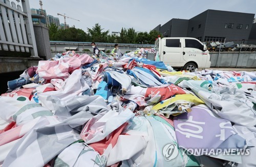 재활용 기다리는 지방선거 현수막