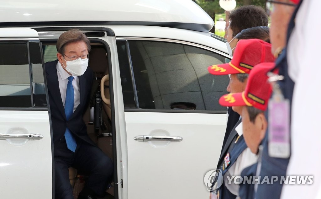 국회 첫 출근하는 이재명 의원