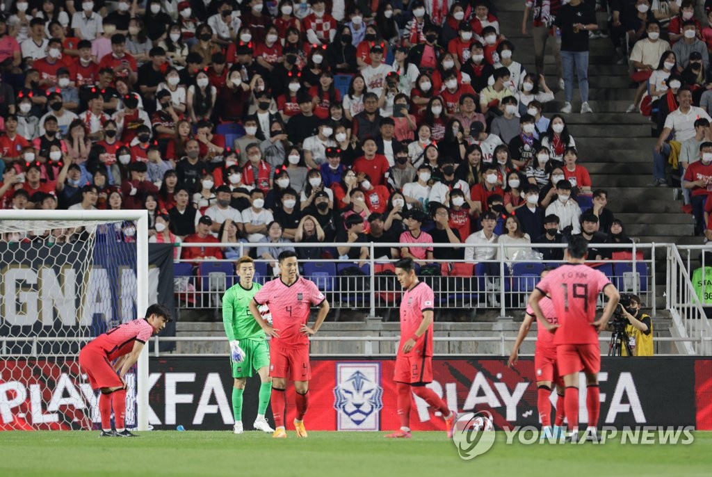 South Korean players react to a goal by Paraguay during the countries' friendly football match at Suwon World Cup Stadium in Suwon, 35 kilometers south of Seoul, on June 10, 2022. (Yonhap)