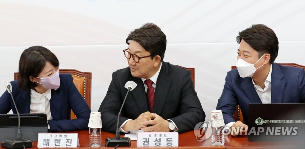 대화하는 국민의힘 지도부