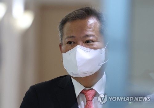 (세종=연합뉴스 자료사진) 김주형 기자 = 이상민 행정안전부 장관이 전자정부의 날 기념식에 참석하기 위해 23일 오후 세종시 정부세종컨벤션센터에 도착, 행사장으로 이동하고 있다. 2022.6.23 kjhpress@yna.co.kr