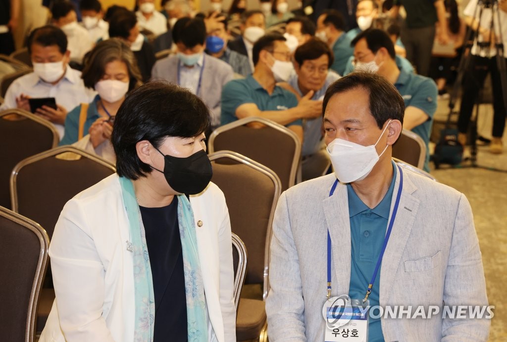 대화하는 우상호 비대위원장과 서영교 의원