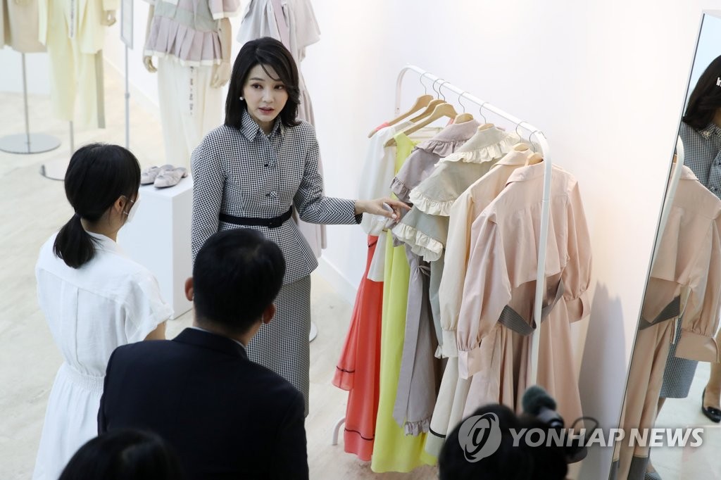 South Korean first lady Kim Keon-hee (facing camera) looks around a K-fashion exhibition at the South Korean cultural center in Madrid on June 28, 2022. Kim was accompanying President Yoon Suk-yeol, who came to the city to attend the North Atlantic Treaty Organization (NATO) summit the following day. (Yonhap)