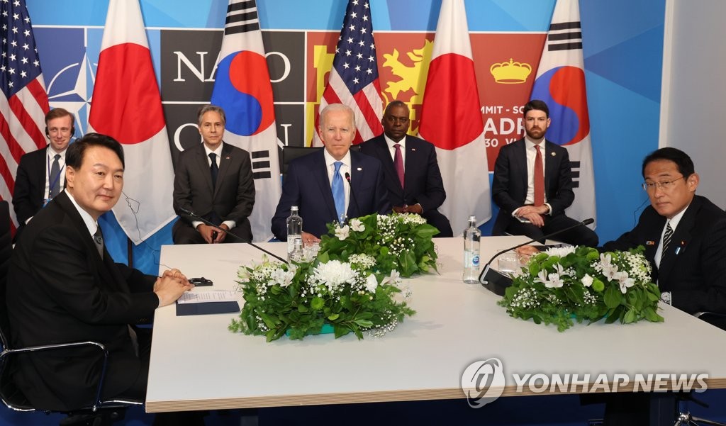 South Korean President Yoon Suk-yeol (L), U.S. President Joe Biden (C) and Japanese Prime Minister Fumio Kishida attend a trilateral summit at the IFEMA Convention Center in Madrid on June 29, 2022. (Yonhap)