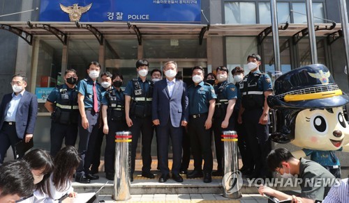일선 경찰관들과 기념촬영 하는 이상민 행안부 장관