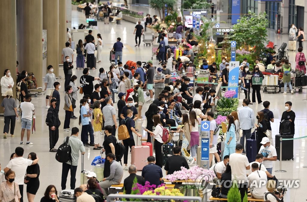 붐비는 인천공항 1터미널 입국장