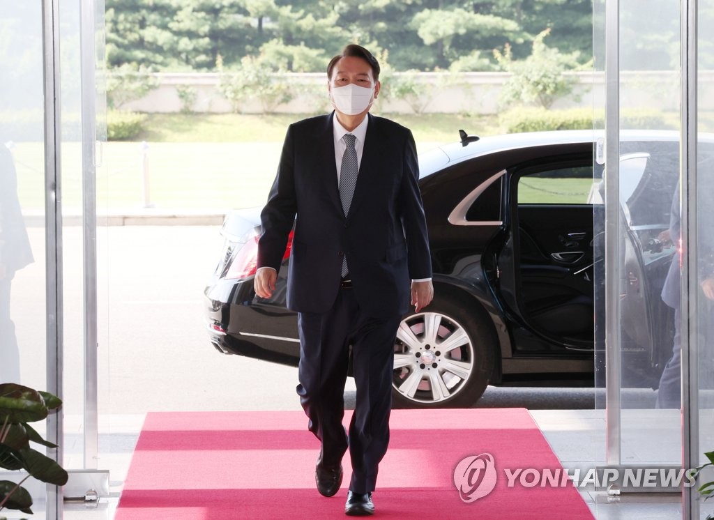 President Yoon Suk-yeol arrives for work at the Yongsan Presidential Office in Seoul on July 25, 2022. (Yonhap)