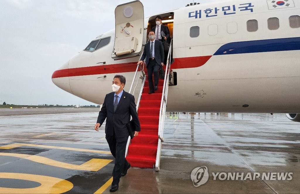 South Korean Foreign Minister (front) steps off a plane upon his arrival in the eastern Chinese port city of Qingdao on Aug. 8, 2022, in this photo provided by his office. (PHOTO NOT FOR SALE) (Yonhap)