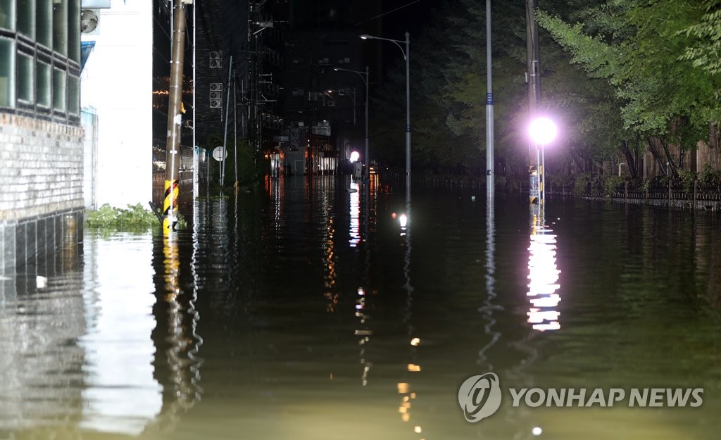 빗물 들어찬 청주 아파트 앞 도로