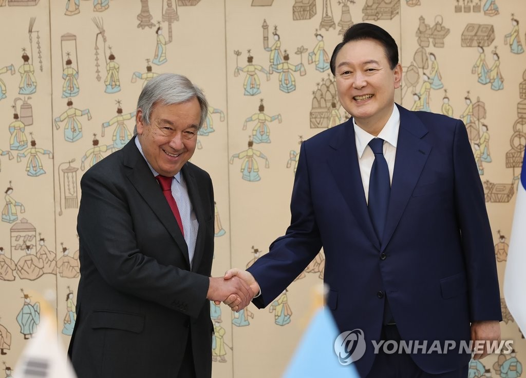 South Korean President Yoon Suk-yeol (R) shakes hands with U.N. Secretary-General Antonio Guterres during a meeting in Seoul on Aug. 12, 2022. (Yonhap)