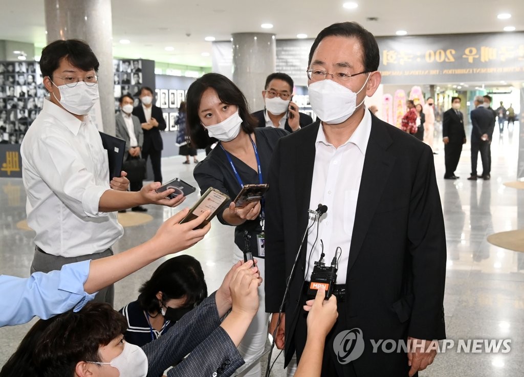 취재진 질문에 답하는 주호영 비상대책위원장