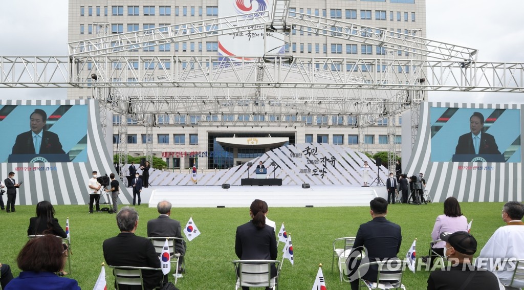 Le président Yoon Suk-yeol prononce un discours marquant le 77e anniversaire du jour de la Libération devant le bâtiment du bureau présidentiel de Yongsan à Séoul, le lundi 15 août 2022.