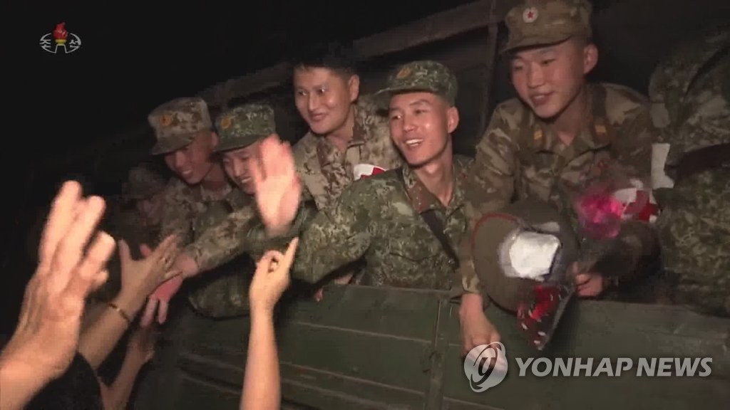 Les médecins et personnels du service médical militaire nord-coréen quittent Pyongyang après avoir participé aux opérations de lutte contre le Covid-19, d'après un rapport de la Télévision centrale nord-coréenne (KCTV), le lundi 15 août 2022. (Capture d'image de la KCTV. Utilisation en Corée du Sud uniquement et redistribution interdite)