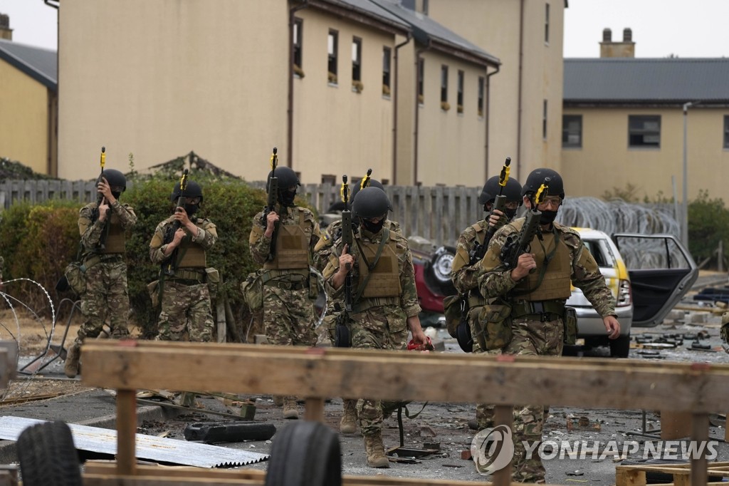 영국군 기지서 훈련받는 우크라 의용군 신병들