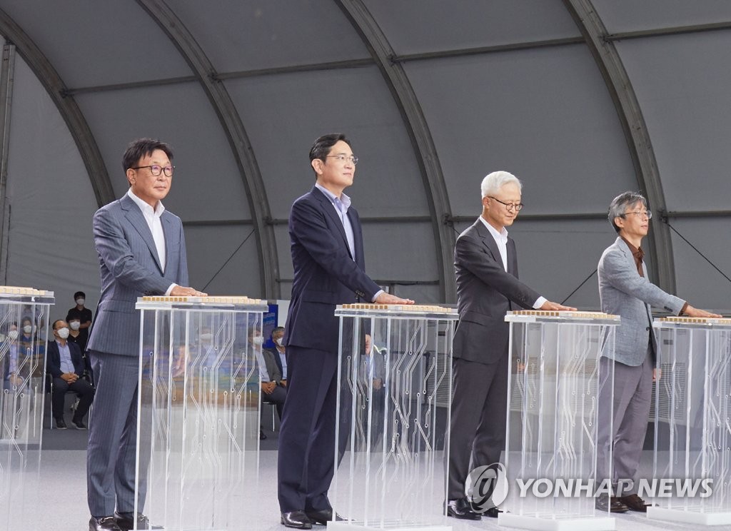This photo provided by Samsung Electronics Co. on Aug. 19, 2022, shows Vice Chairman Lee Jae-yong (2nd from L) and other executives at a groundbreaking ceremony for the company's new semiconductor research and development complex in Yongin, 50 kilometers south of Seoul. (PHOTO NOT FOR SALE) (Yonhap)