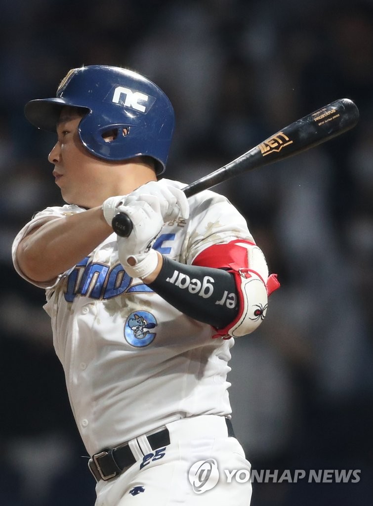 In this file photo from Aug. 23, 2022, Yang Eui-ji of the NC Dinos hits a single against the Lotte Giants during the bottom of the eighth inning of a Korea Baseball Organization regular season game at Changwon NC Park in Changwon, 380 kilometers southeast of Seoul. (Yonhap)