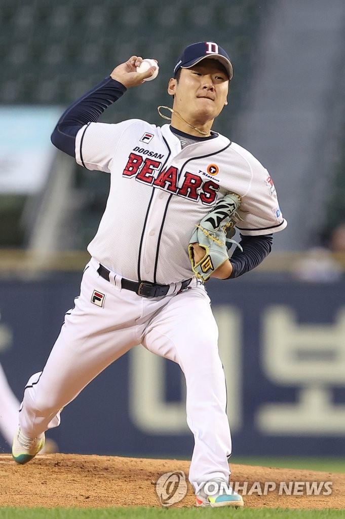 In this file photo from Sept. 14, 2022, Gwak Been of the Doosan Bears pitches against the LG Twins during the top of the first inning of a Korea Baseball Organization regular season game at Jamsil Baseball Stadium in Seoul. (Yonhap)