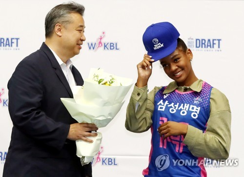 임근배 감독 축하받는 키아나 스미스