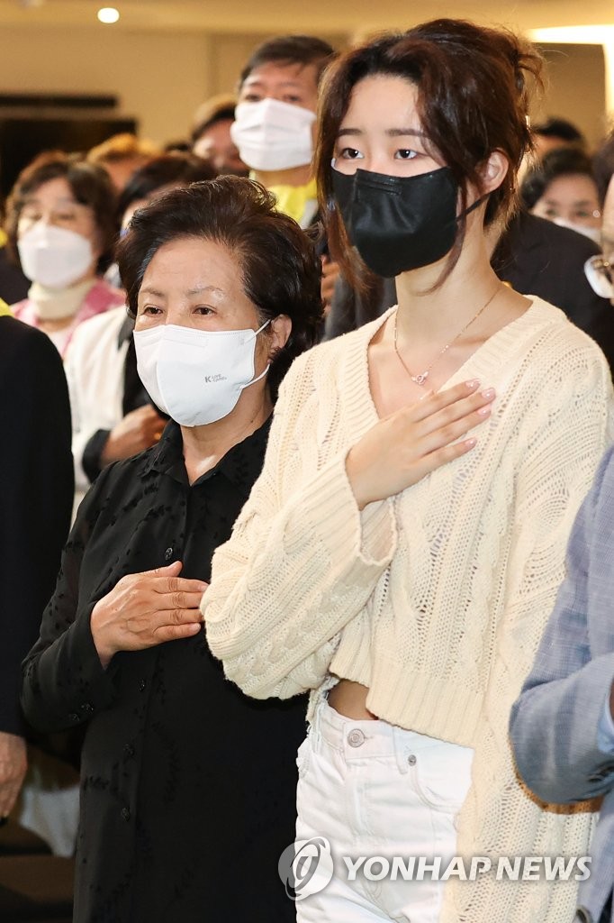노무현시민센터 개관식 참석한 권양숙 여사와 노서은씨