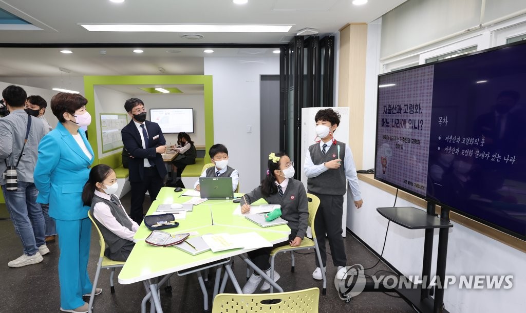 IB 수업 참관하는 시·도 교육감들