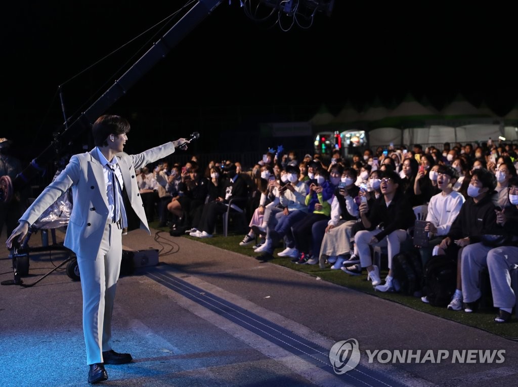 축하공연 펼치는 이솔로몬