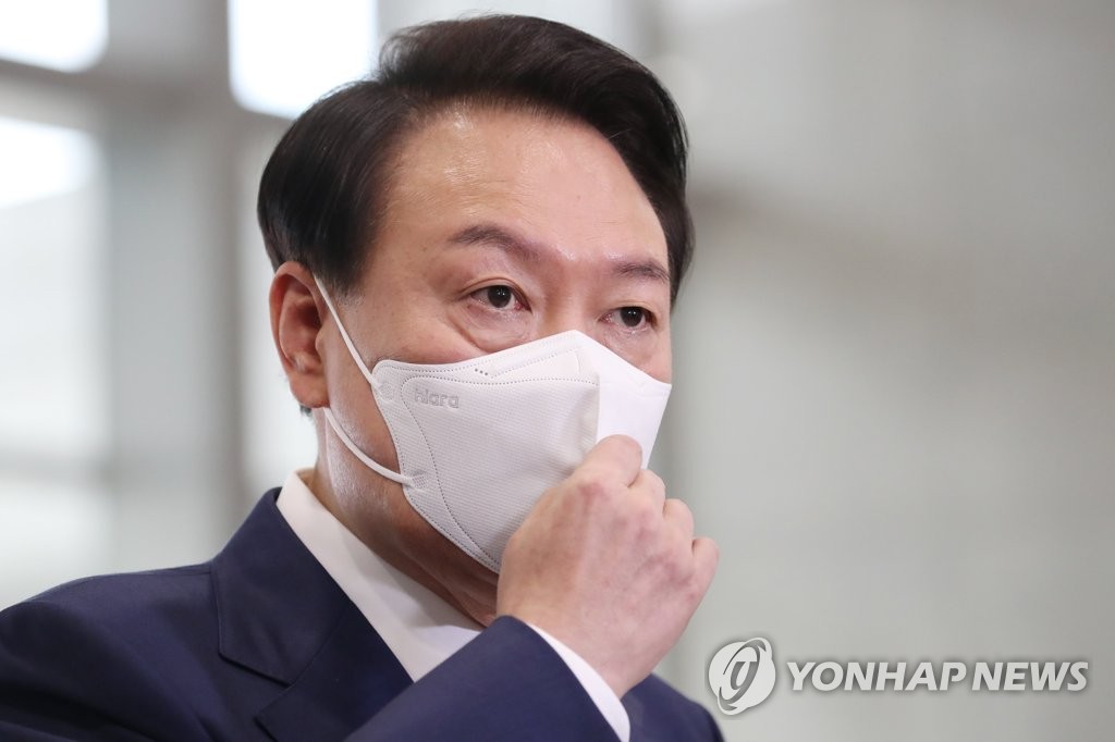 President Yoon Suk-yeol answers reporters' questions as he arrives for work at the presidential office in central Seoul on Sept. 26, 2022. (Yonhap)