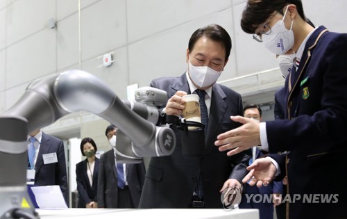 로봇팔을 활용한 커피 제작 과정 관람하는 윤석열 대통령
