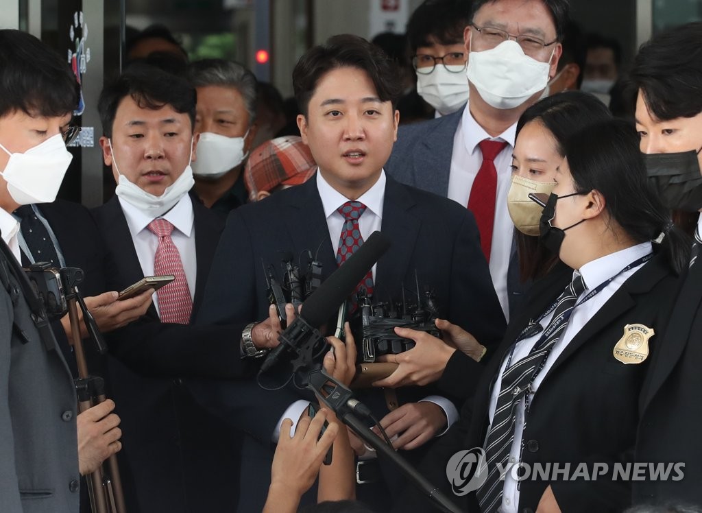 가처분 심문 마치고 취재진 질문에 답변하는 이준석