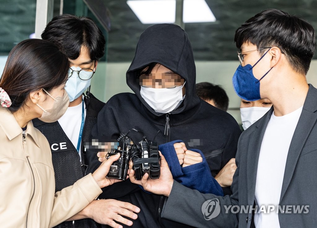구속 전 피의자 심문 향하는 고시원 건물주 살해 혐의 A씨