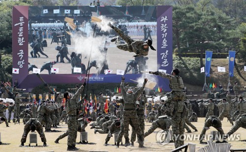 격파 시범 선보이는 군 태권도 시범단
