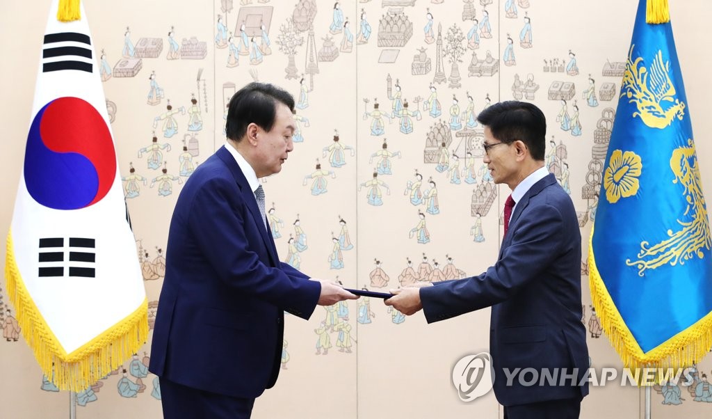 위촉장 받는 김문수 경제사회노동위원회 위원장